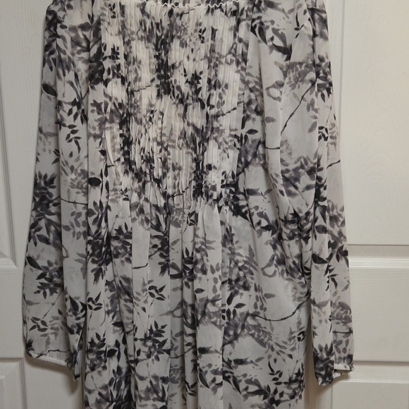Elegant Floral Women's Blouse - Gray and White - Picture 6 of 8